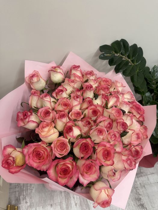 Продается букет за 10.000 тг, доставки нет.