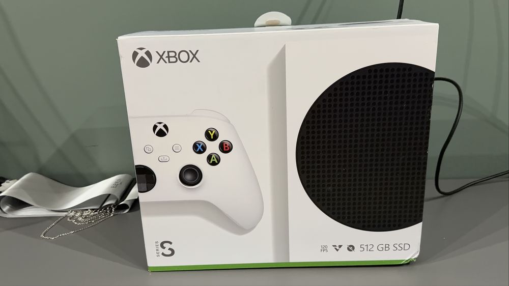 Продаю Xbox Series S новый, 2 джойстиком
