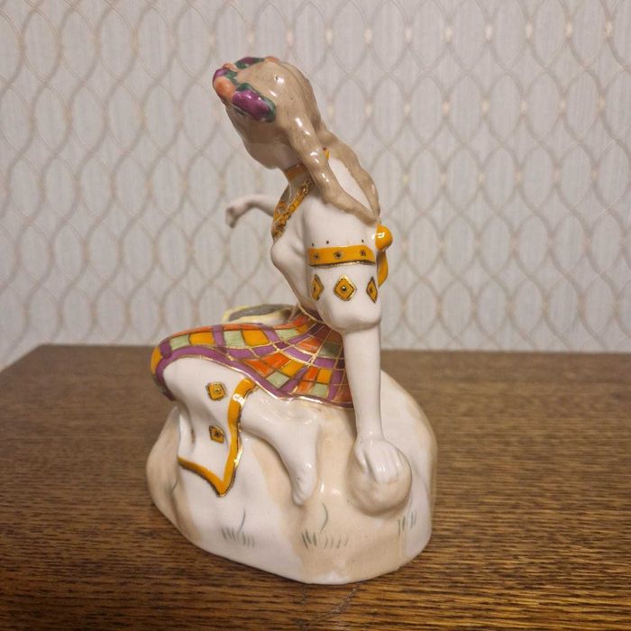 Фарфоровая статуэтка Девушка кормит голубей 1955г.