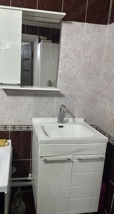 Продается умывальник с зеркалом