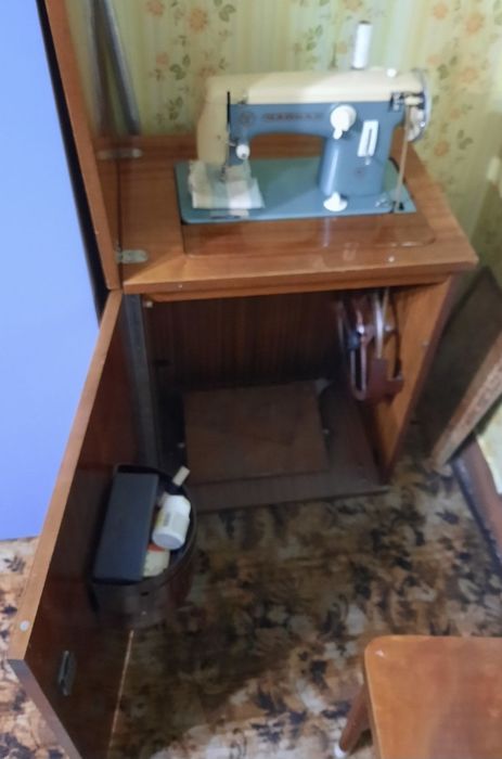 Продам швейную машинку Чайка-2