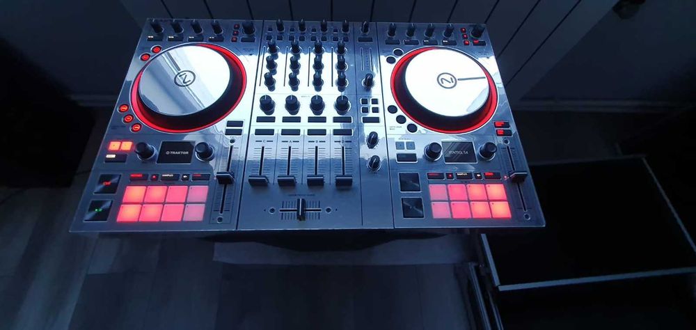 Consola/Controller/Mixer DJ Traktor S4 MK3 cu Flightcase