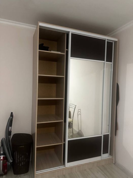 Продам шкаф с большим зеркалом