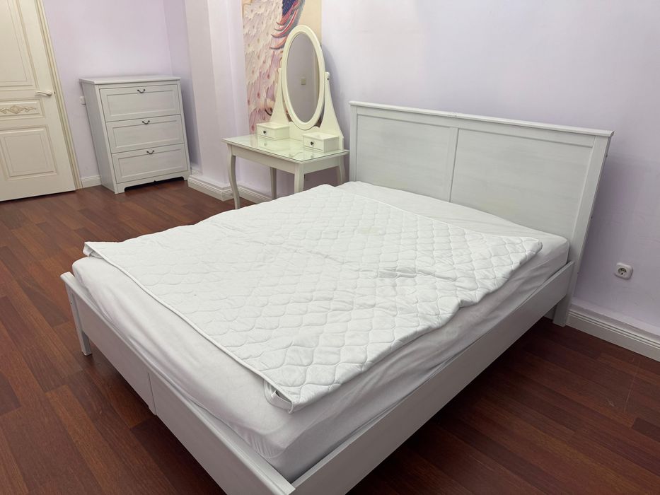 Продам кровать, комод, туалетный стрлик