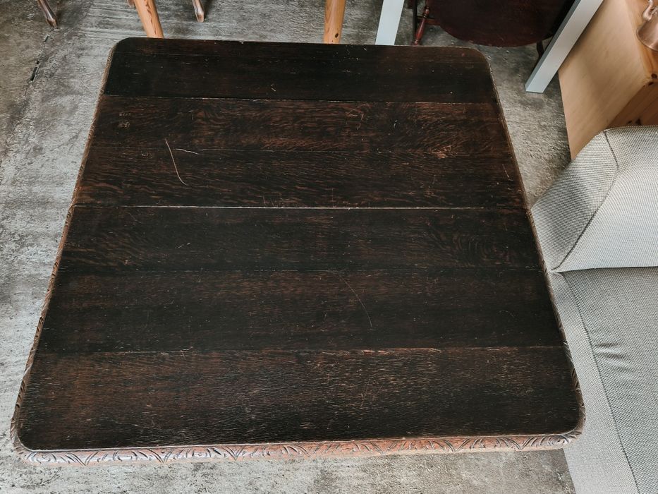 Антикварна трапезна маса с богата дърворезба