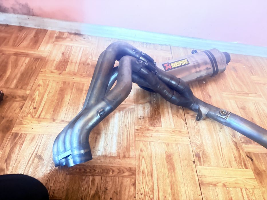 Продава се цяла титаниева генерация akrapovic изход 60мм има забележка вижда се на снимките става за модел на suzuki gsxr1000 2009-2016
