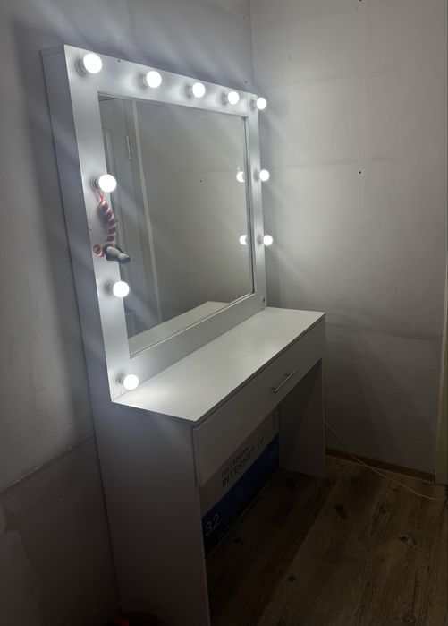 Продам визажный столик