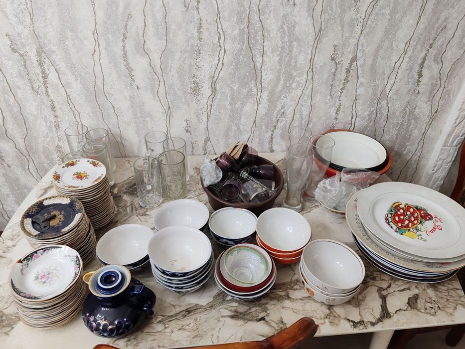 Продаю посуды, одеяло, подушки