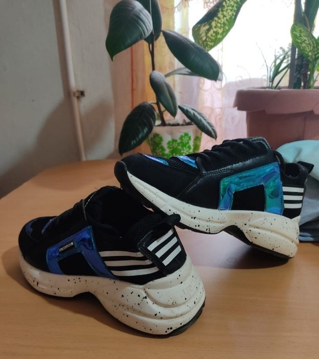 Продам модные кросовки раз 40