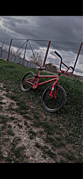 Vând bicicleta BMX