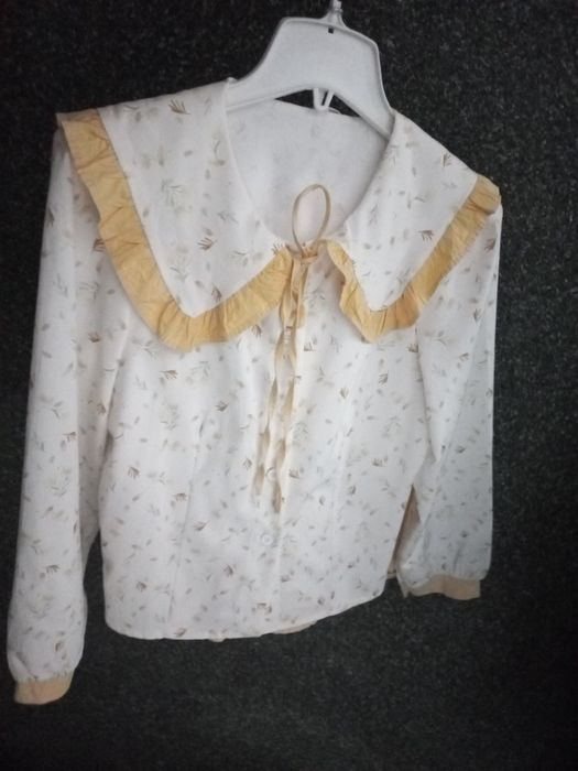 Chiroyli kiyim 1 2marta kiyilgan xolos deyarli yangi