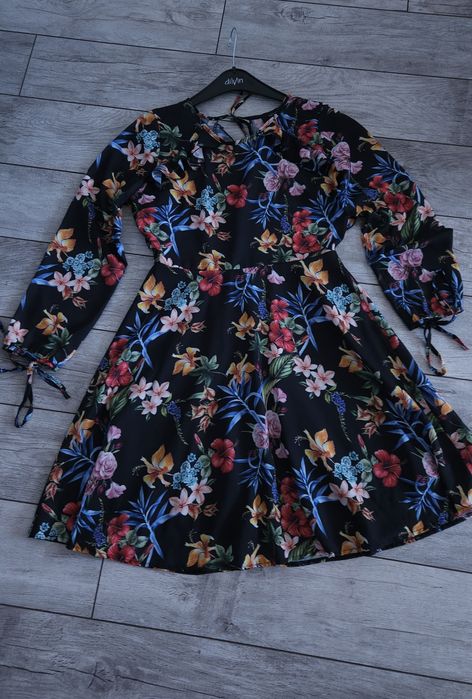 Дамска рокля на цветя