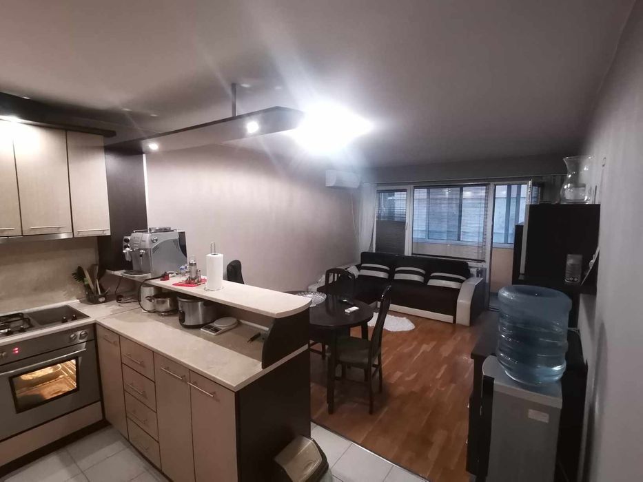 Дава се под наем Тристаен апартамент в Долни чифлик - 67 кв.м за 204 € - Снимка #1