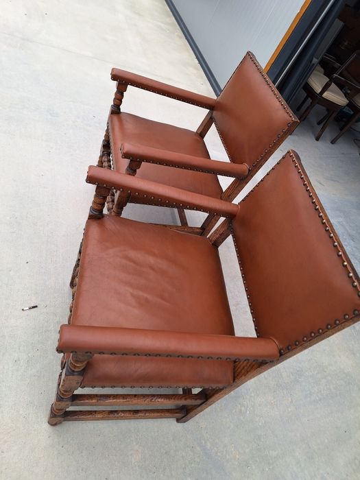 2 стола от масив със кожена дамаска