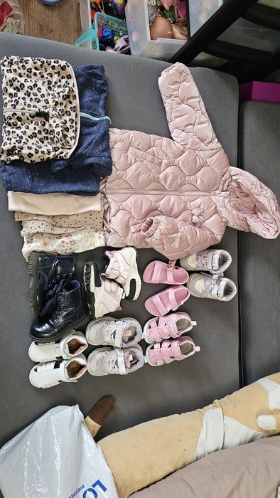 Пакет с детскими вещами и обувью для девочки