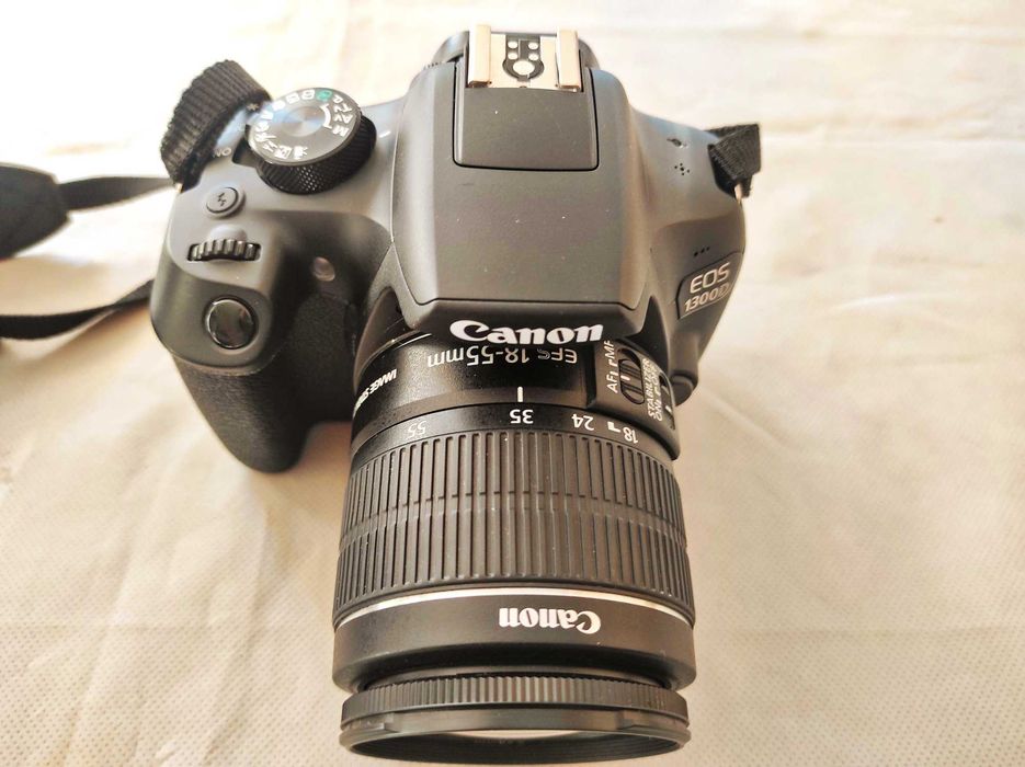 Фотоапарат Canon 1300D с калъф и стойка