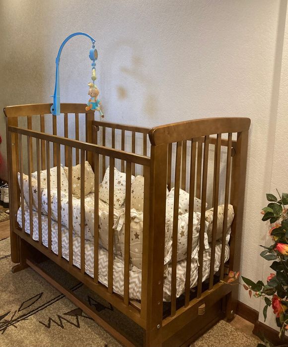 Манеж-кроватка с матрасом и с бортиками.