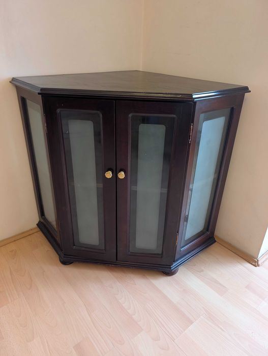 Comodă vitrină de colț din lemn, elegantă, cu sticlă sablată
