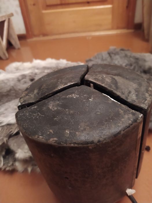 Меховые мужские шапки, шкурки кролика, меховые отходы.