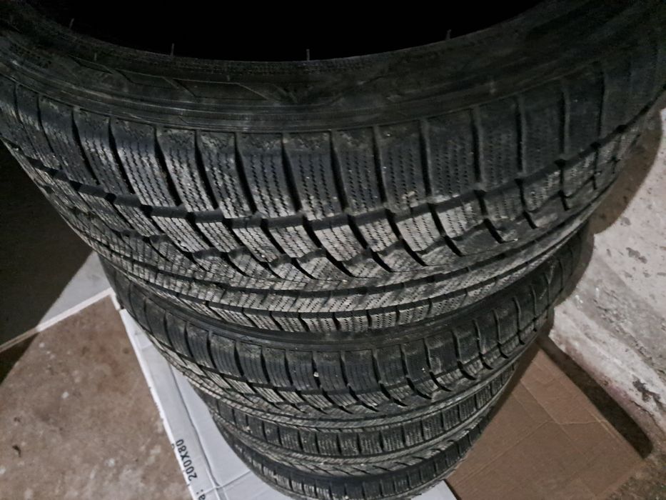 Vând anvelope de iarna M+S 235/40/18