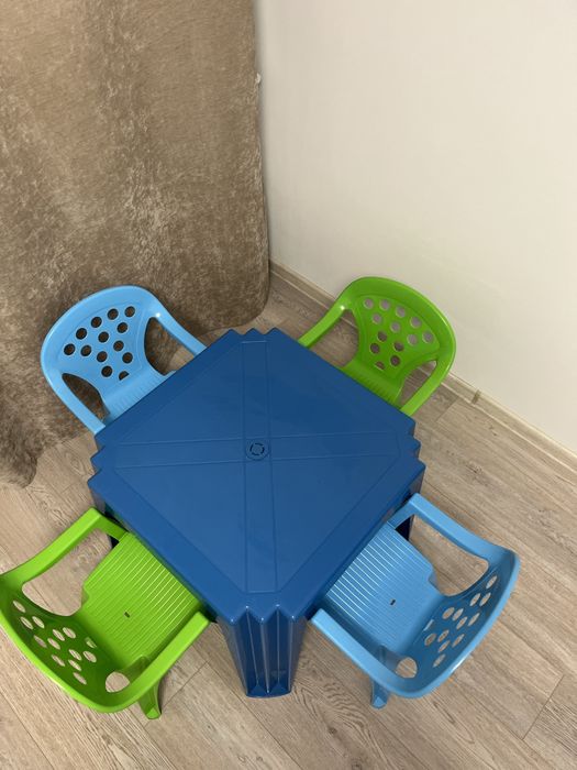 Masa cu 4 scaunele pt copii