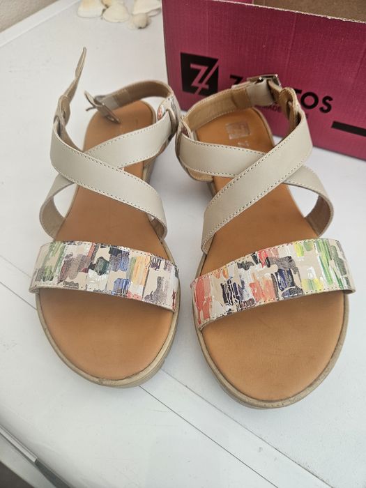 Чисто нови сандали Zapatos