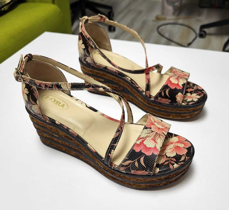 Sandale elegante damă cu platformă florală și talpă eco din plută