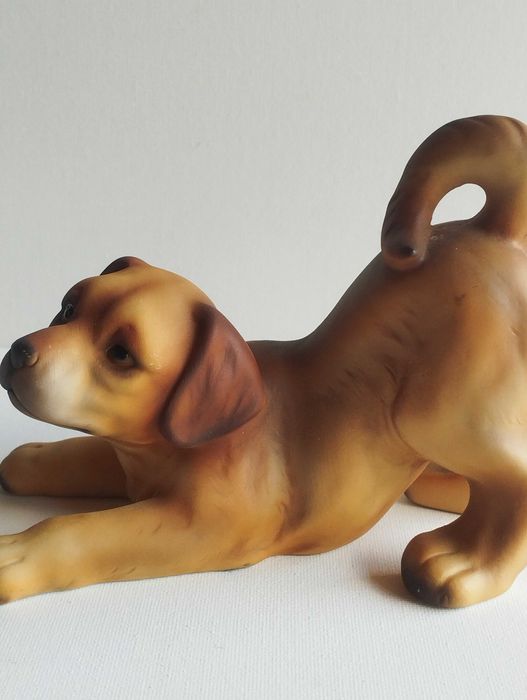 Винтидж фигура на игриво кученце лабрадор
