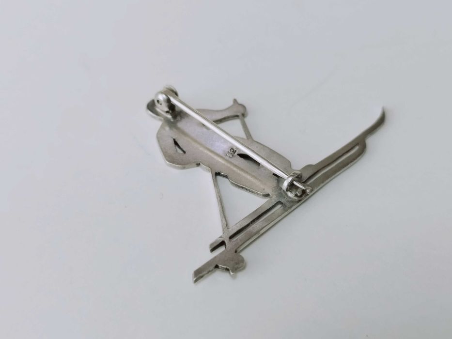 Insigna sportiva argint 935 schior cu email albastru .