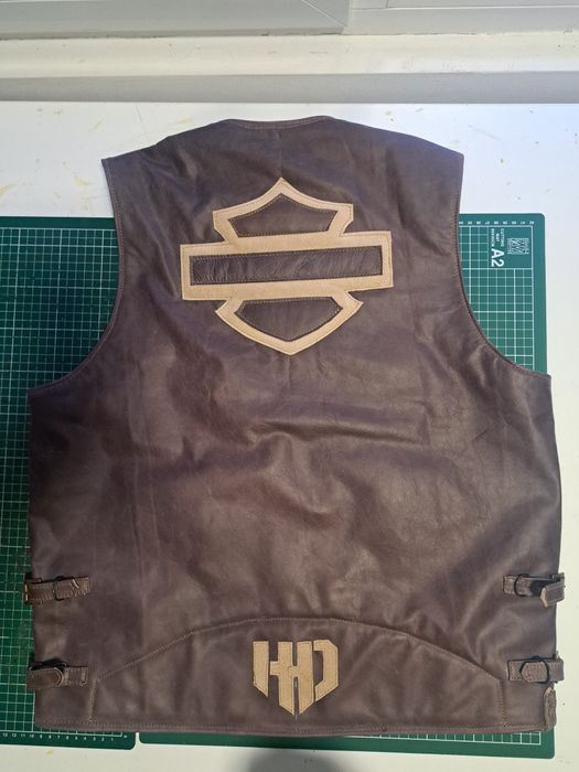 Vand veste piele model moto-rock, pret pe bucata, marime 50-52.