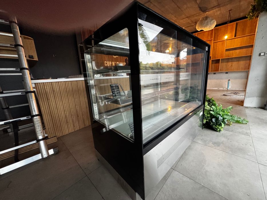 Продавам хладилна витрина