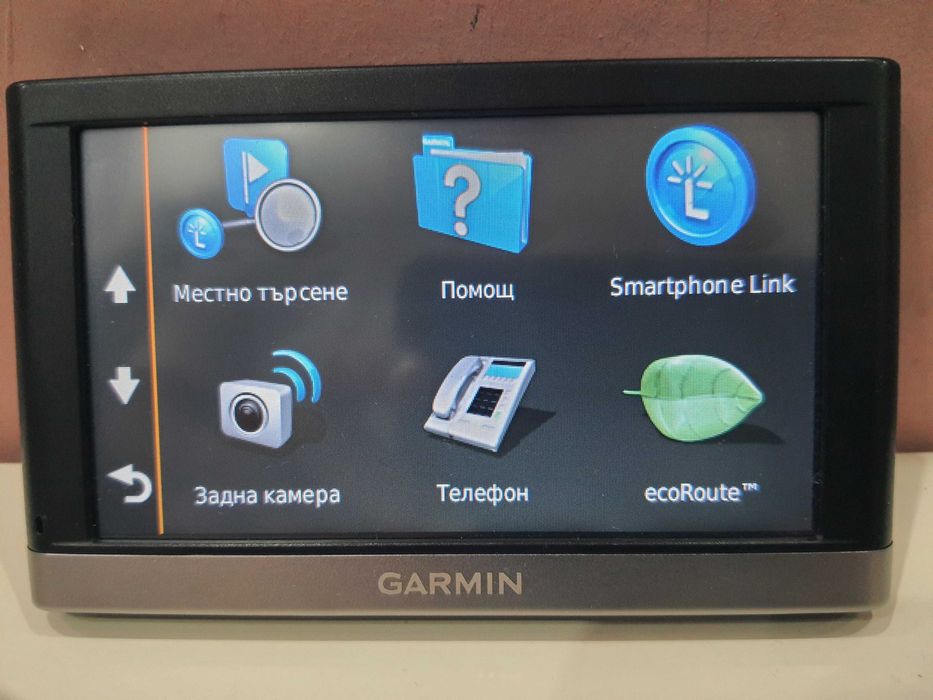 Продавам оригинален GPS GARMIN с много функции и български език