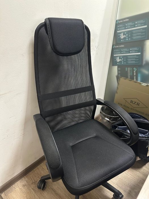 Офисные кресла разные