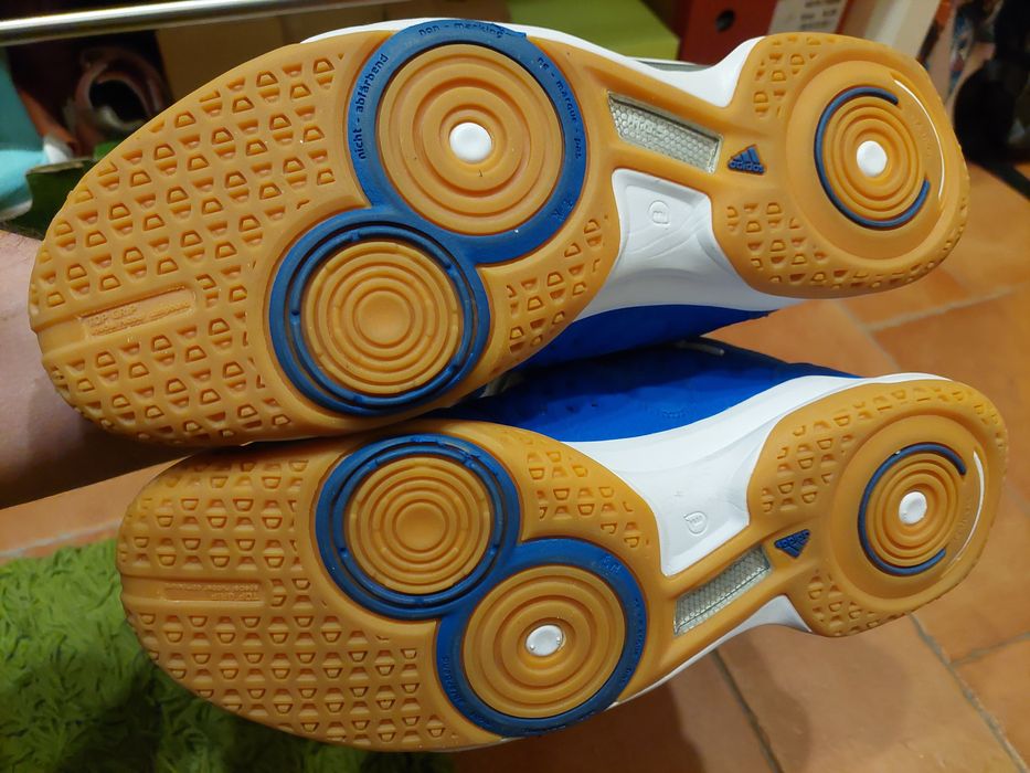 Нови спортни обувки за тренировка в зала или баскетбол adidas