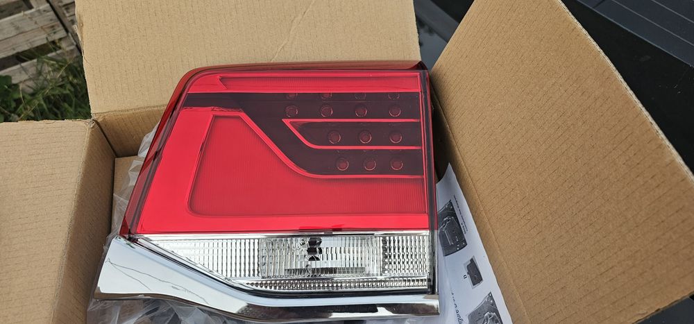 Задний правый фонарь ланд крузер 200