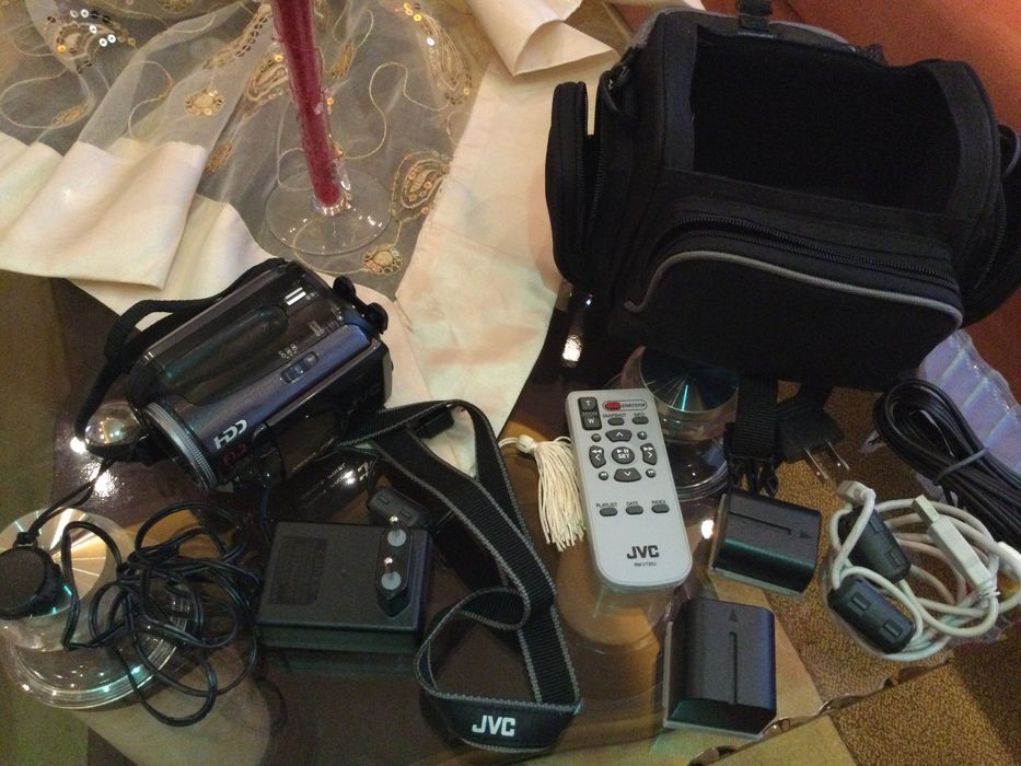 Видео камера JVC + подарък карта памет