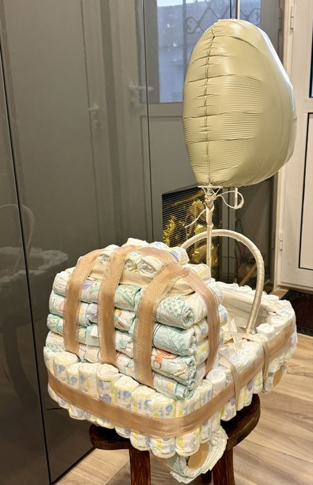 Ръчно изработена подаръчна кошница от памперси за новородено бебе