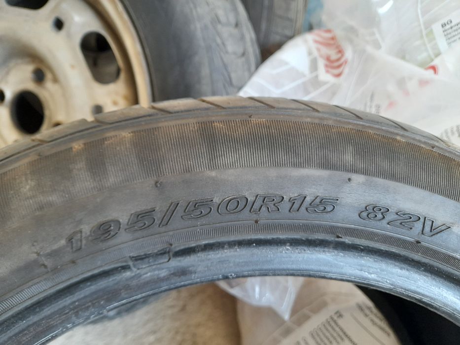 Продава две летни гуми 195/50R15