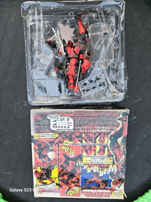Vând figurina deadpool...