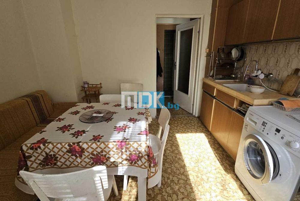 Тристаен 86 кв.м. среден етаж Белите брези