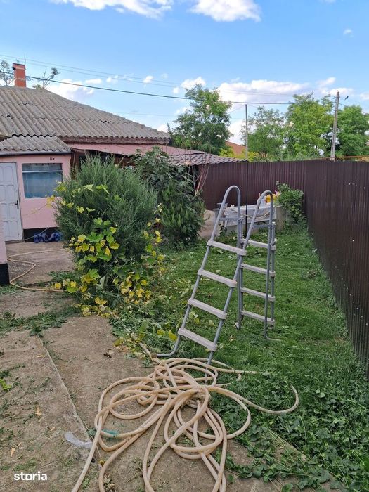 Casă cu 3 camere, teren 710 mp, utilități