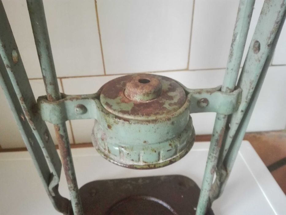 Затварячка за буркани и медни чиния и тенджера .