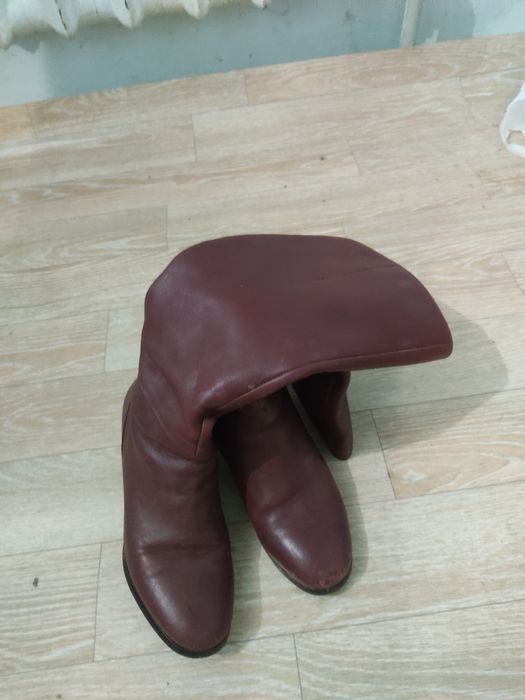 Отдаю кожаные сапоги даром