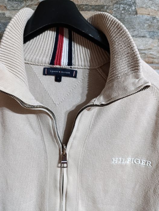 Tommy Hilfiger / Мъжка жилетка с 3/4 цип!

Продавам оригинална мъжка ж
