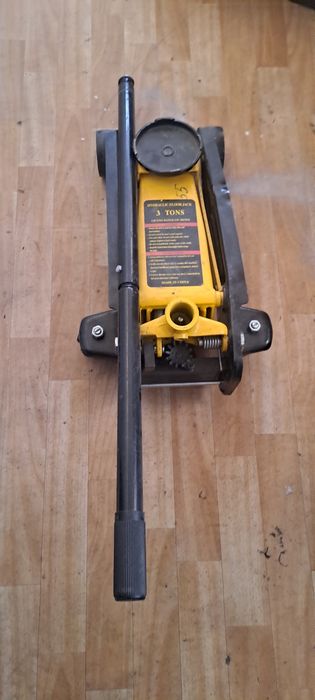 Домкрат 3 т. Требует ремонта.