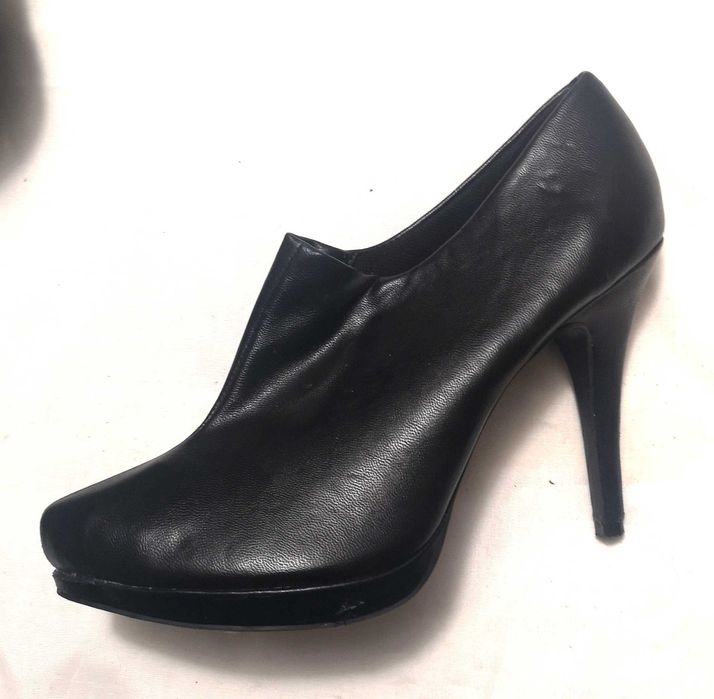 Vand botine negre, cu toc ascutit, marimea 39, in stare buna