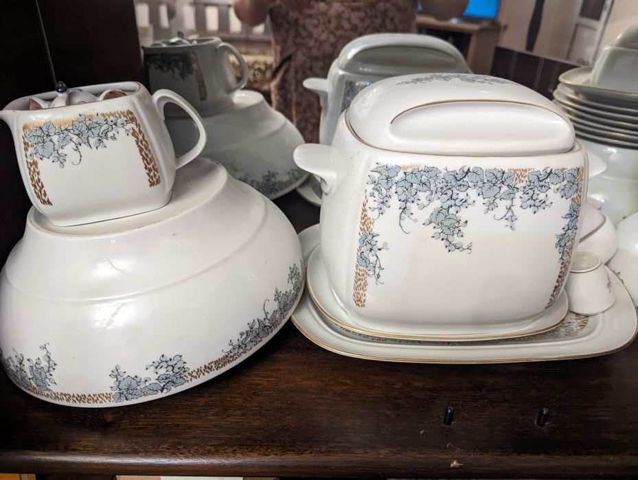 Продам большой немецкий столовый сервиз