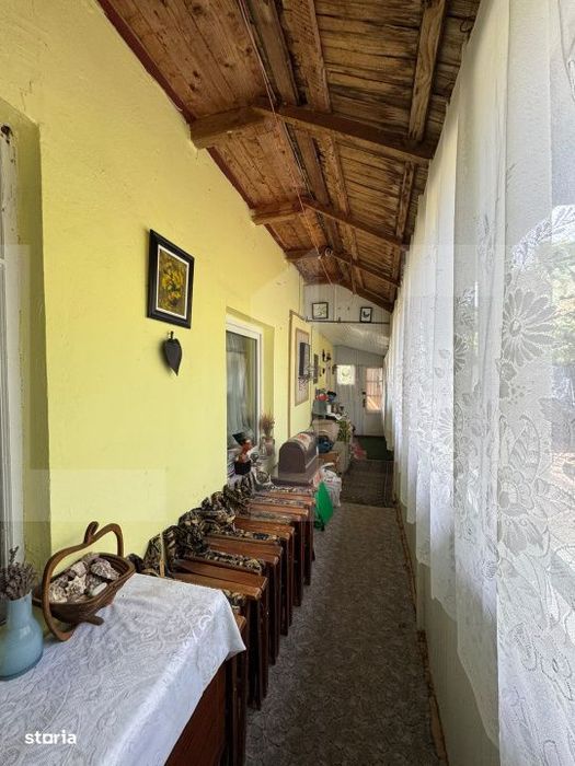 Casa batraneasca si teren 1200mp, Calinesti