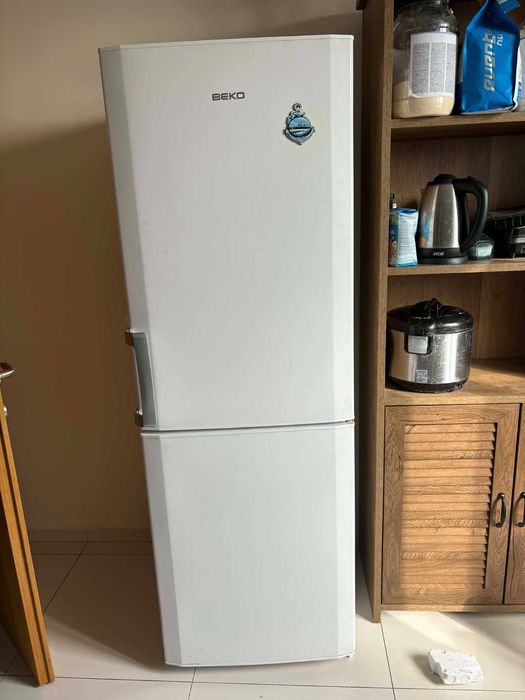 Хладилник Беко с долен фризер 175см