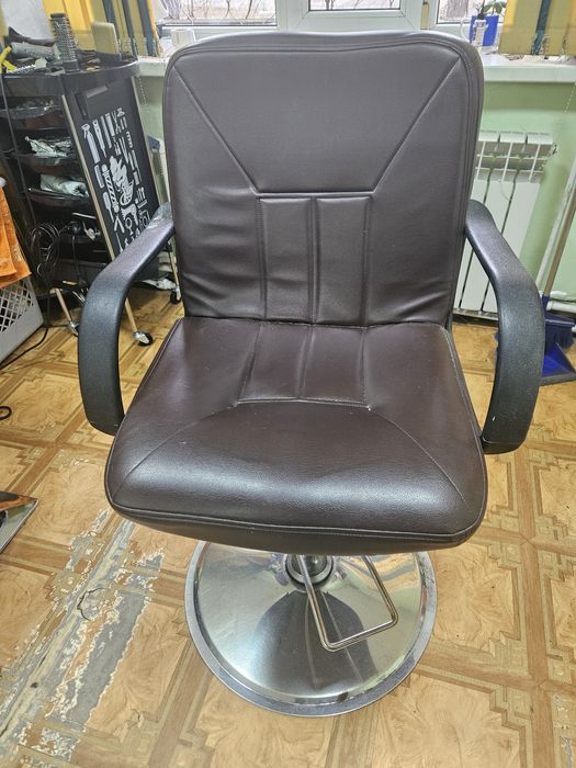 Продаю кресло парикмахерское